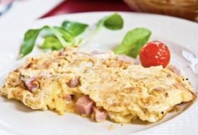 Omleta cu sunca si cascaval