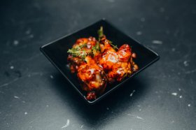 Aripioare de pui sweet chilli cu cartofi prajiti si salata coleslow