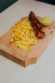 Carnaciori afumati cu cartofi prajiti- paine si mustar