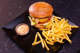 Burger de vita cu cartofi prajiti