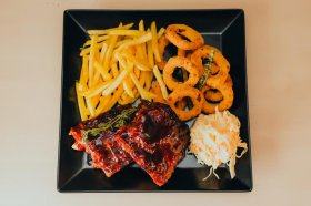 Coaste de porc barbeque cu cartofi prajiti-inele de ceapa si salata coleslow