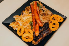 Mix grill ceafa de porc-carnacior afumat- mici-pulpa de pui dezosata- cartofi prajiti